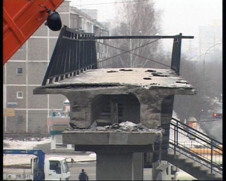 В Екатеринбурге самосвал снес мост! Водитель отделался штрафом в 1 тыс. рублей 