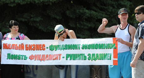 Оставьте нас в покое! В Челябинске на акцию протеста вышли торговцы пивом. Власти: «А народу не нравится, что вы в их дворах пивом торгуете!»