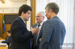 В мэрии утверждают, что Андрей Корюков (в центре) «первым пойдет к к Владимиру Тунгусову — проситься на место ушедшего» Александра Высокинского (слева)