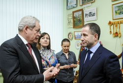 Полпред Президента Михаил Бабич (справа) выбрал для общения не официальную Пермь, а Кудымкар