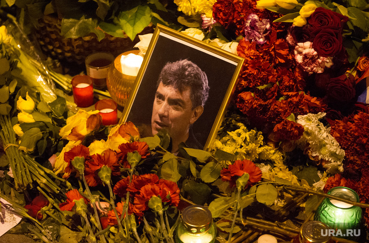 Люди несут цветы на место гибели Бориса Немцова после того, как мемориал был разрушен ночью. Москва, Немцов, немцов борис фото