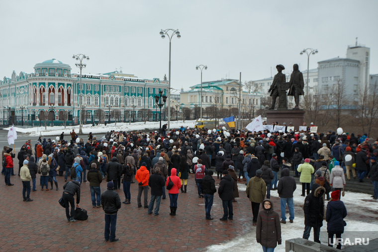Пикет за мир у памятника Татищеву и Де Генину. Екатеринбург, пикет, площадь труда, толпа