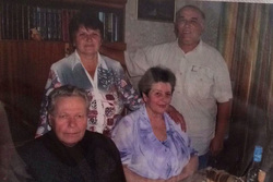 Иван Григорьевич Каменев (внизу слева) с супругой и родственниками