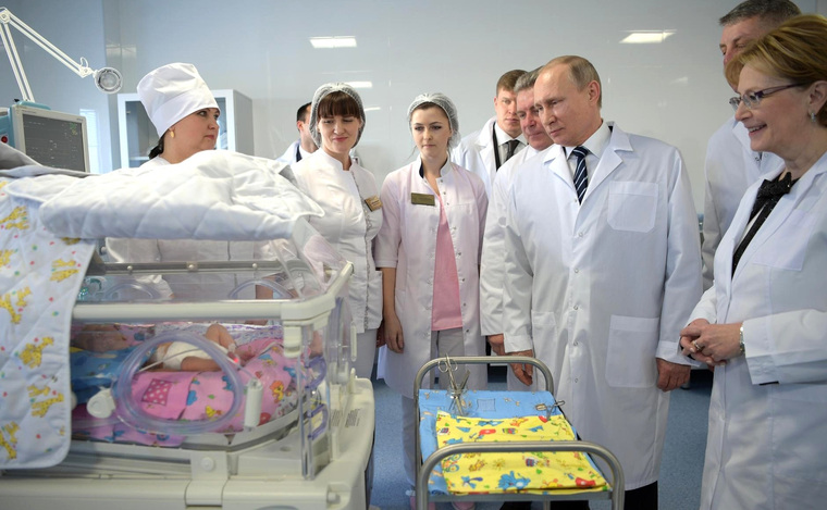 Владимира Путина просят сохранить хотя бы две площадки для родов в Ноябрьске, пусть и не заполненные постоянно