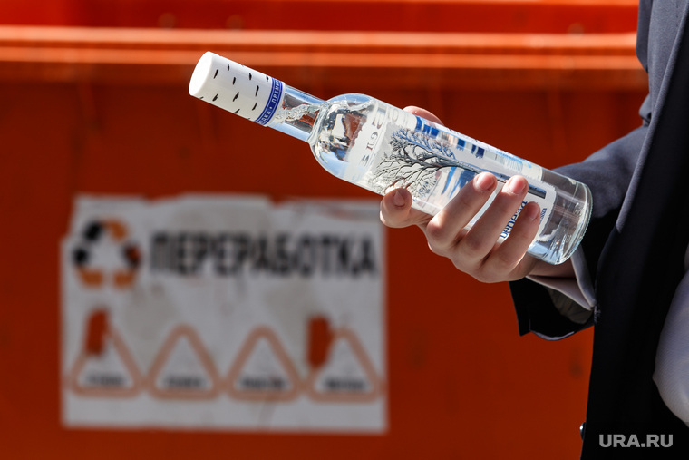 Акция уничтожения паленого алкоголя. контрафакт. Екатеринбург, водка, алкоголь
