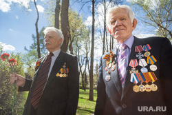 Ветераны Великой Отечественной войны возле Суворовского училища. Екатеринбург