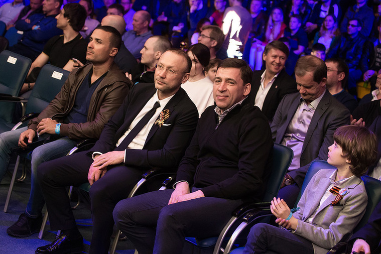 Игорь Алтушкин (в центре) весь турнир сидел в компании Евгения Куйвашева (справа, в синем джемпере)