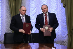 Борис Дубровский (Слева) подписал соглашение о сотрудничестве с Сергеем Орловым в феврале, фирма последнего уже разрабатывает высокоскоростную магистраль и набережную, теперь и платны епарковки