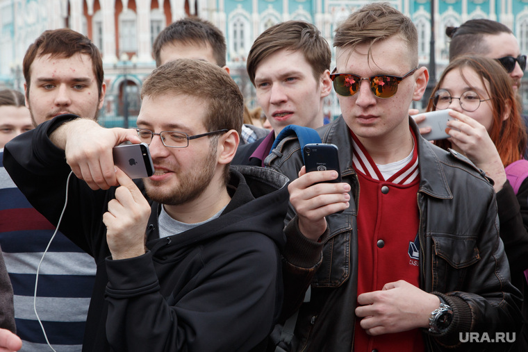 Митинг-акция #Надоел от «Открытой России». Екатеринбург, гаджеты, съемка на телефон, молодежь