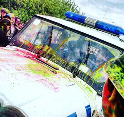 У полицейского УАЗика повредили фару и бампер, машину засыпали краской