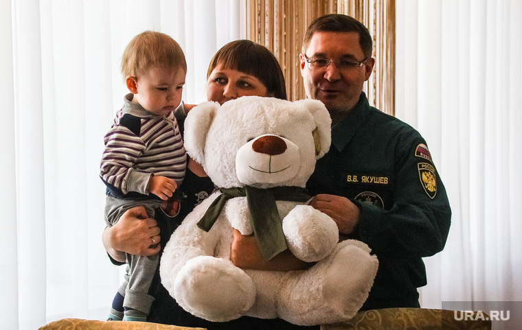 Диму из Ишима, получившего медведя от Якушева, разделяют с семьей