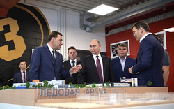 Пока гости церемонии открытия проходили через металлодетекторы, Владимир Путин посетил «Дацюк-Арену», построенную на его грант