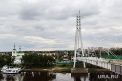 Мост влюбленных и памятник борцам революции. Тюмень, мост влюбленных, мост, река тура
