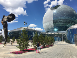 На фото — лишь один, центральный, павильон выставки. Казахстан строил Экспо-городок шесть лет
