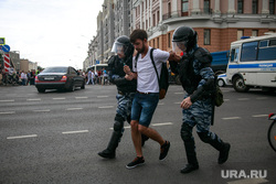 Несанкционированный митинг на Тверской улице. Москва, протестующие, автозаки, задержания, полиция, несанкционированный митинг