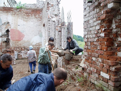 Жители села Троицк сами строили свою церковь. Их потомки сами ее восстанавливают — без помощи епархии и чиновников