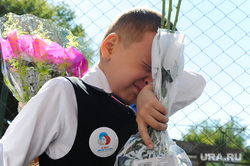 1 сентября линейка в школе 107 Челябинск, слезы, школа, первоклассник