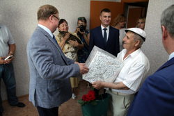 Сергей Степашин успел заявить, что область программу выполнила, сдав последнюю новостройку до 1 сентября, и похвалил губернатора