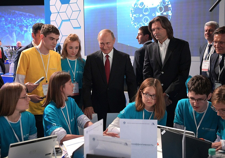 Владимир Путин провел открытый урок с ярославскими школьниками офф-лайн, остальных подключили по Сети