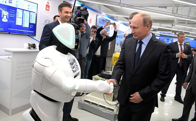 Владимир Путин стал единственным человеком, кому Промобот пожал руку