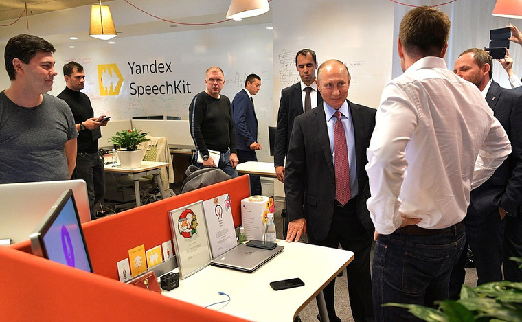 Владимир Путин посетил "Яндекс", говорил с "Алисой" и посмотрел на беспилотный автомобиль