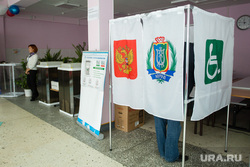 Единый день голосования 10 сентября 2017 года в РФ. Сургут, кабинка для голосования, избирательный участок, выборы, голосование