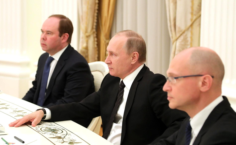 В феврале - после первой волны отставок губернаторов - президент Владимир Путин впервые принял уволившихся в Кремле
