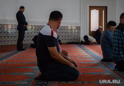 Полуденный намаз в соборной мечети Сургута, мечеть, ислам, намаз, мусульмане, религия, молитва