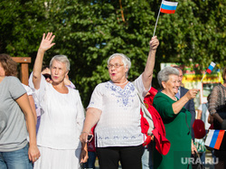 Торжественный митинг и автопробег в честь празднования дня Флага России. Сургут, пенсионеры, флаг россии