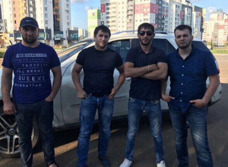 Один из представителей челябинского криминалитета возрос на том, что прогнал из города авторитета Зелимхана Полонкаева (на фото в центре)