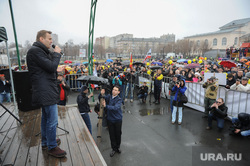 Алексей Навальный встретился с волонтерами своего штаба, выступил на митинге против Томинского ГОК и провел пресс-конференцию для журналистов. Челябинск, навальный алексей, сквер имени колющенко