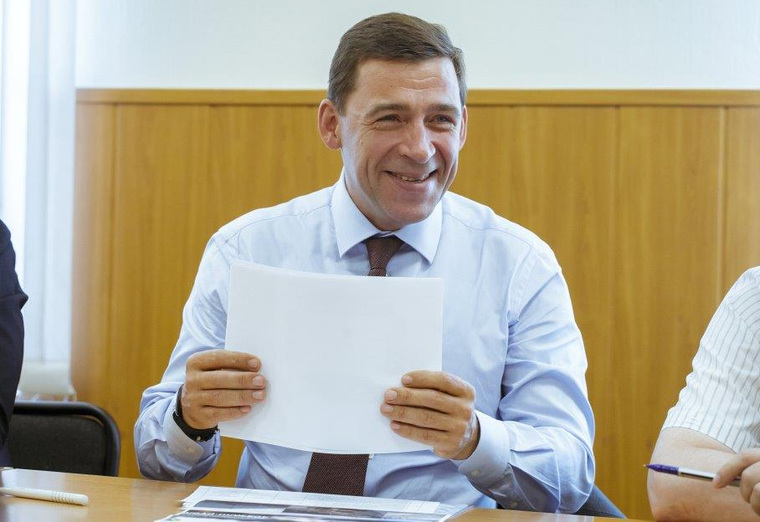 Уникальное и самое опасное фото для интернета: губернатор с белым листком бумаги в руках