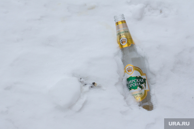 Надписи и знаки. Ханты-Мансийск, снег, бутылка, пиво, алкоголь, сибирская корона
