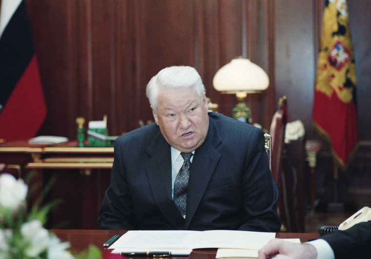 На «URA.RU» публикуется глава из книги. Глава посвящена последнему году работы президента Ельцина