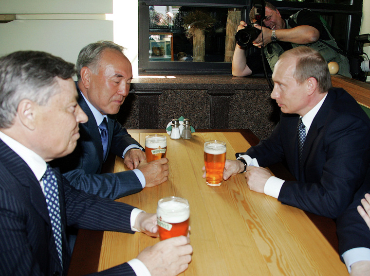 Путин и Назарбаев точно не повторят встречу в челябинском пабе, как в 2005 году. У президентов насыщенная однодневная программа, и паб, где они сидели, уже снесли