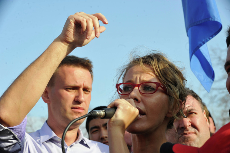 Власти разрешают проводить митинги Навальному во многих регионах, признают эксперты