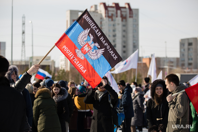 Митинг посвященный присоединению Крым к России. Сургут, флаг днр
