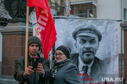 Митинг КПРФ в день годовщины революции 1917 года. Курган, ленин владимир, кпрф, фото на память, селфи