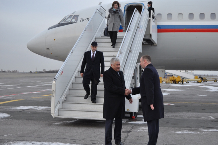 Начальник челябинского главка Андрей Сергеев (справа) встретил Владимира Колокольцева у трапа ведомственного самолета Ту-154М