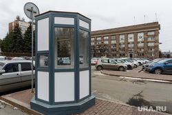 Будка платной парковки на Театральной площади. Челябинск, платная парковка, будка, городская администрация