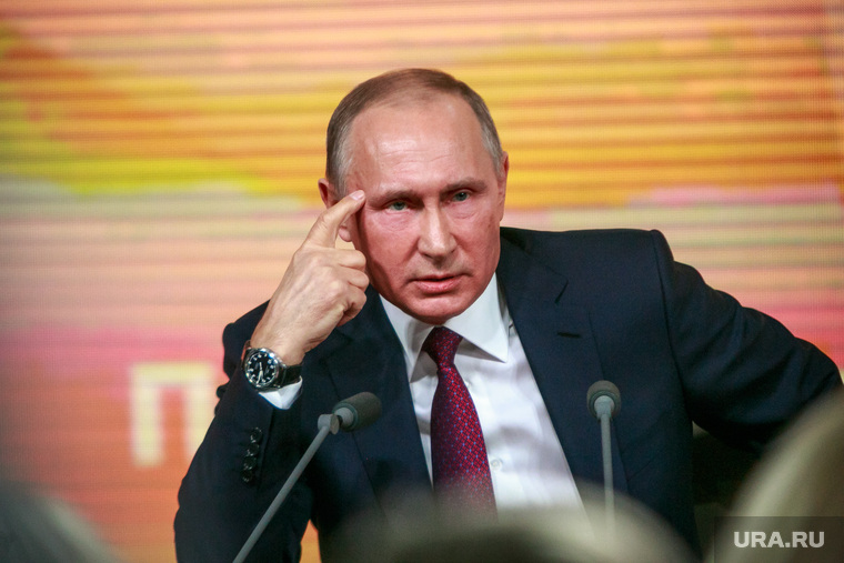 Ежегодная итоговая пресс-конференция президента РФ Владимира Путина. Москва, портрет, жест, путин владимир, думать надо, палец у виска
