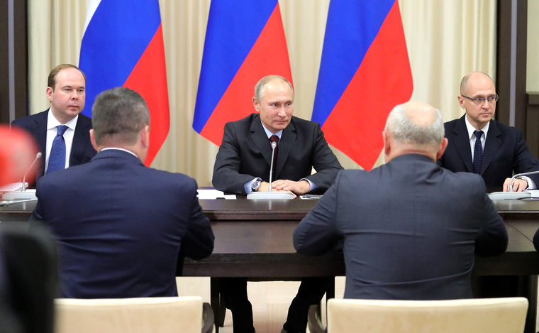 Эксперты отметили, что на встрече с отставленными губернаторами президенту Владимиру Путину пришлось объяснять им, что вмешиваться в работу преемников не надо