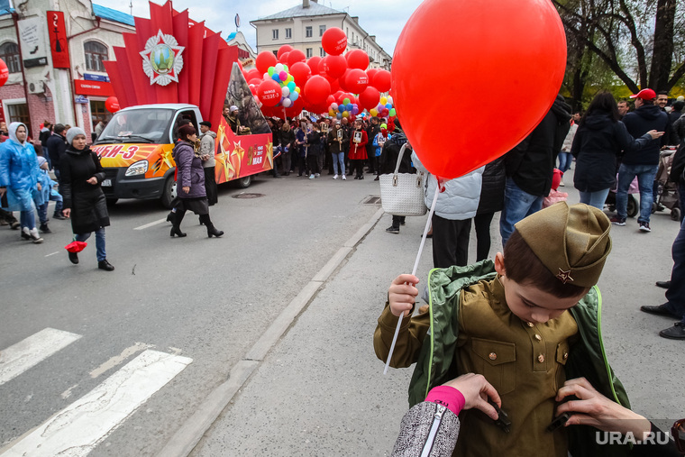 Парад Победы в Великой Отечественной войне. Тюмень, парад победы, демонстранты