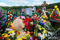 Похороны Вани Котова. Касли, могила, медведь, цветы