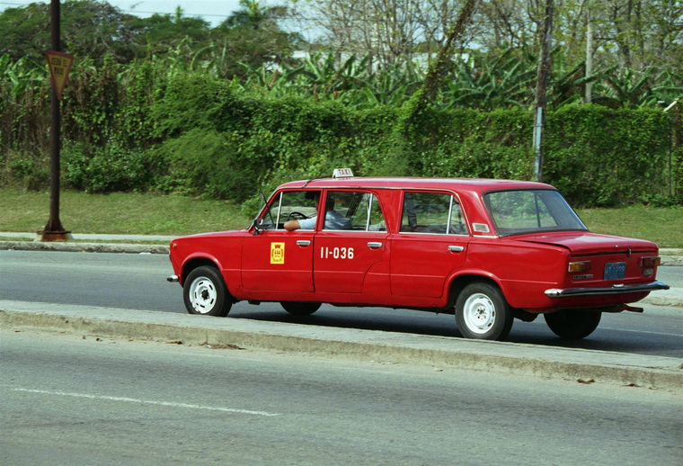 Теперь по Гаване будут ездить совсем другие российские автомобили. На фото: Такси с шестью дверями, созданное кубинскими умельцами из автомобиля «Жигули», 1997 год.