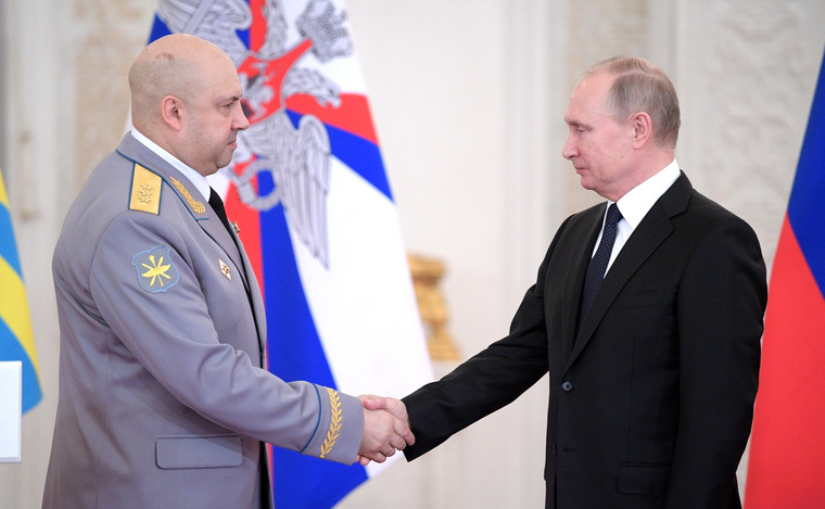 Свердловчанин Сергей Суровикин (слева) по итогам операции в Сирии получил звание Героя России