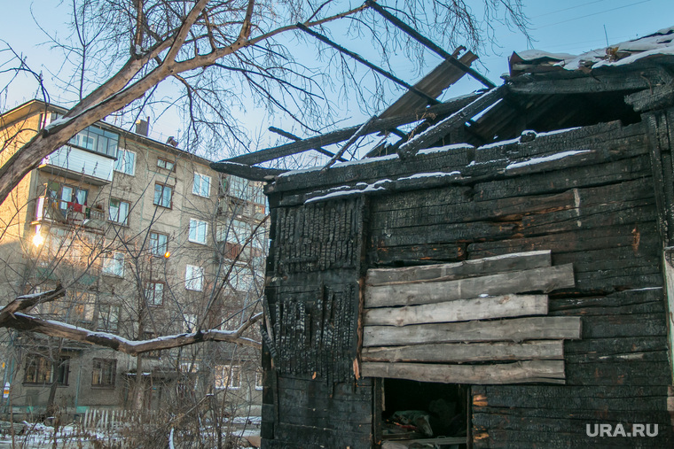 В городе продолжаются поджоги домов частного сектора. Курган, пожарище, обгоревшая стена