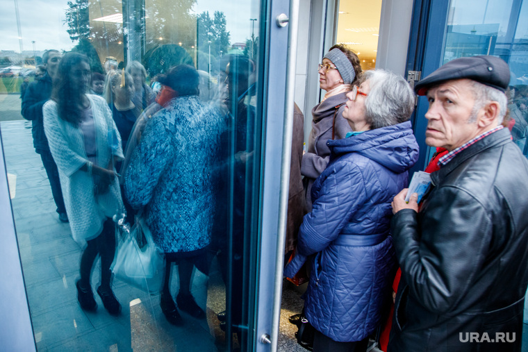 Очередь на входе в ккт «Космос» через день после пожара. Екатеринбург, вход, очередь