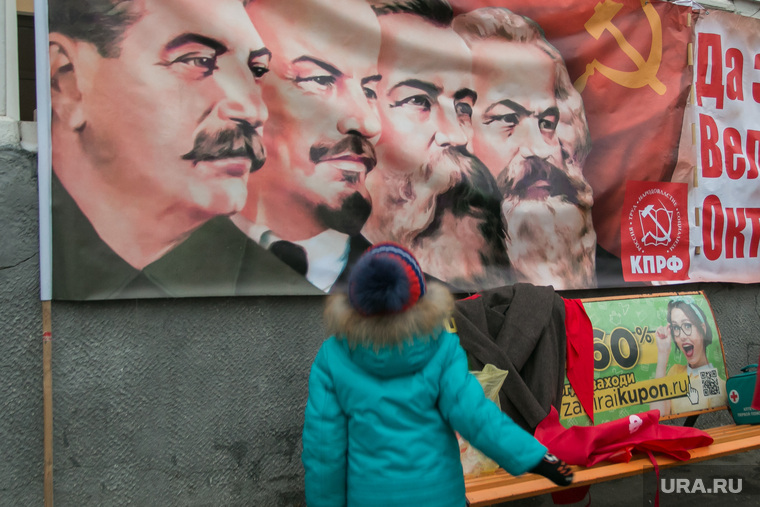 Митинг КПРФ в день годовщины революции 1917 года. Курган, кпрф, портреты вождей, сталин - ленин, ребенок у плаката