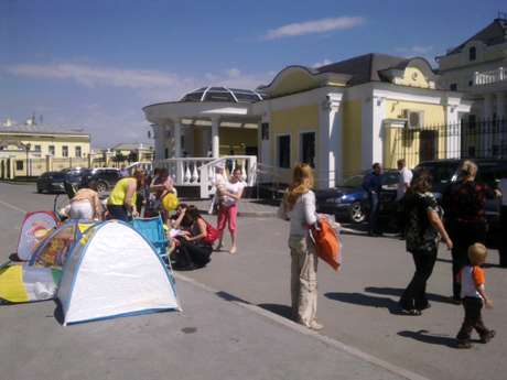 В Екатеринбурге продолжаются «детские» пикеты. Матери митинговали у полпредства, а на следующей неделе  пойдут к приемной «Единой России»